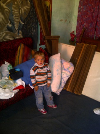 Le llevamos a nuestro amigo Santi y a su familia  una cama colchón ropa varias, mantas y almohadas  