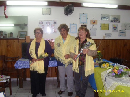 Nuestras nuevas compañeras estrenan la chalina regalo del Presidente 