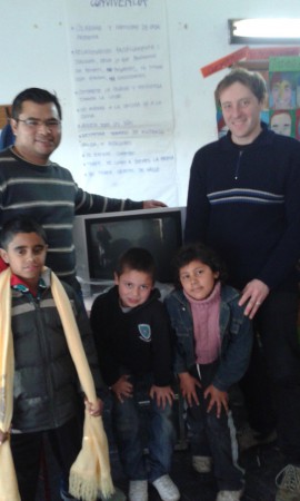 Donacion  de tv al Club de ninios Raton Juan