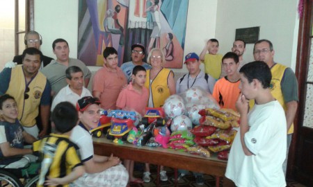 Donación en la semana del servicio 10 al 16 entrega  de juguetes y golosinas al Cotolengo sector niños