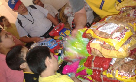 Donación en la semana del servicio 10 al 16 entrega  de juguetes y golosinas al Cotolengo sector niños
