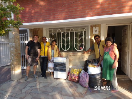 Con el equipo de semillas recibiendo las donaciones de una casina , frutas y verduras ,artículos escolares , juegos y libros didacticos