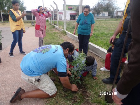 En la semana del servicio estuvimos plantando arboles 