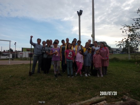 Alumnos , padres, maestros y leones colaborando todos juntos