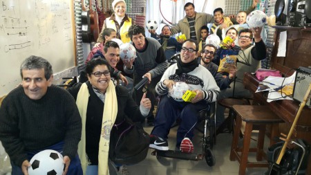 Entrega de alimentos y juguete al Cotolengo 