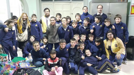 Entrega de juguetes al hogar del INAU con los alumnos del colegio Monte VI previo al día del niño