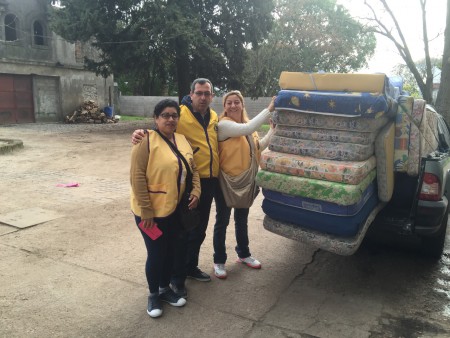 Entrega de juguetes a hogar Inau y de colchones 
